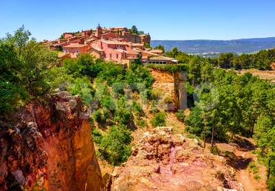Roussillon Old Town and the ochre Red Cliffs, Provence, France Stock Photo